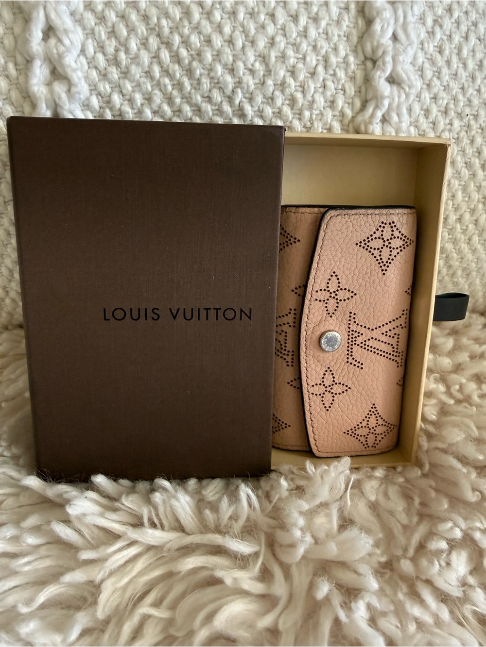Louis Vuitton- Authentic 🍀 Pink Mahina Monogram Key Wallet w/ Box